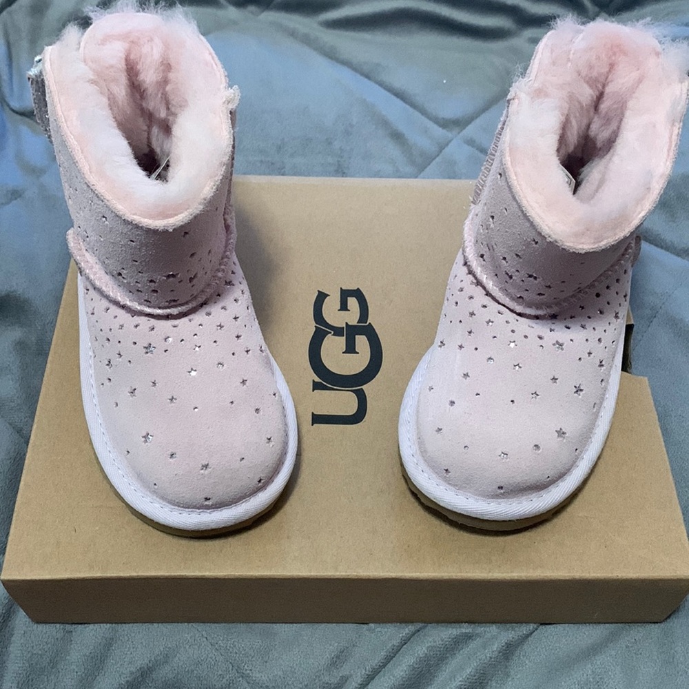 Light Pink UGGs Girls size 9 Bailey Bow Starry Lite Like New condition